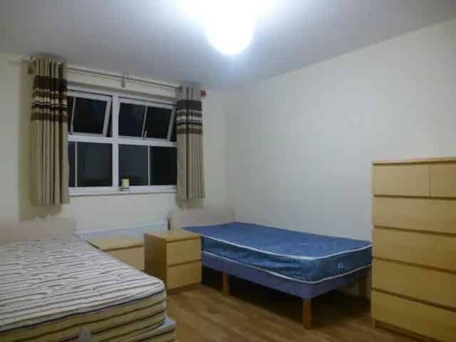 Modern 1-Bedroom Apartment Near Coppetts Wood Primary School