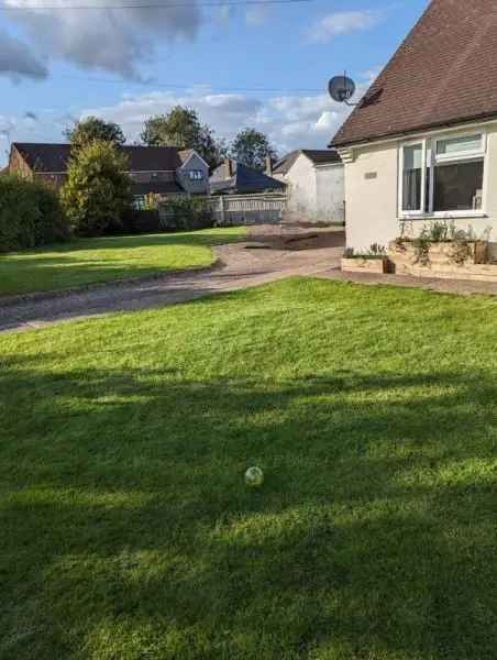 Bungalow For Rent in Tylers Green, England