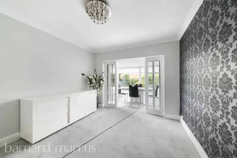 Charming 2-Bedroom Bungalow Epsom Pams Way