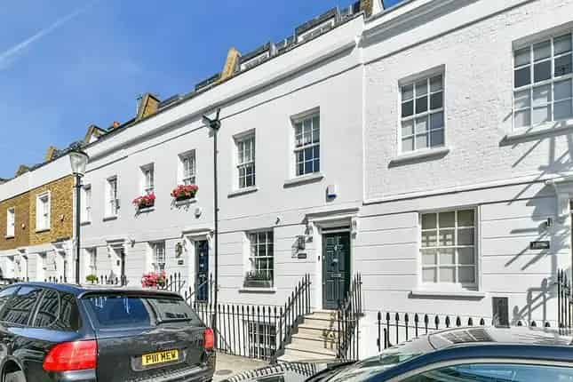 Terraced House for Sale in First Street London SW3