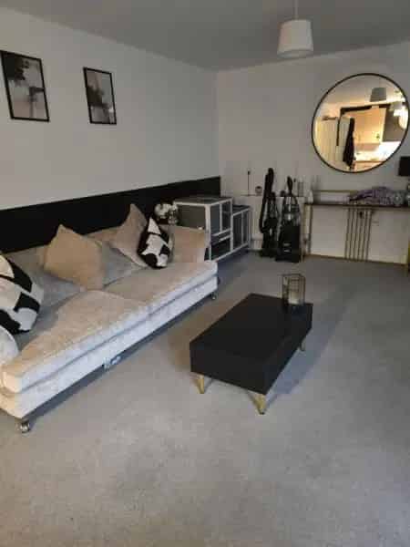 2 Bed Flat with Balcony Communal Gardens and Huge Storage