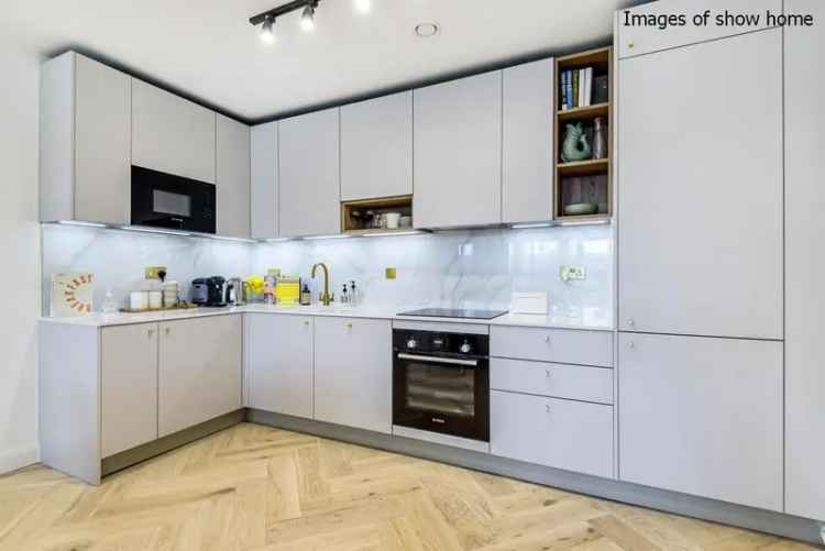 Flat For Sale in London, England