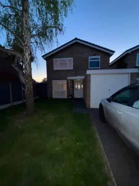 Large 3 Bed Detached House with Garage and Gardens