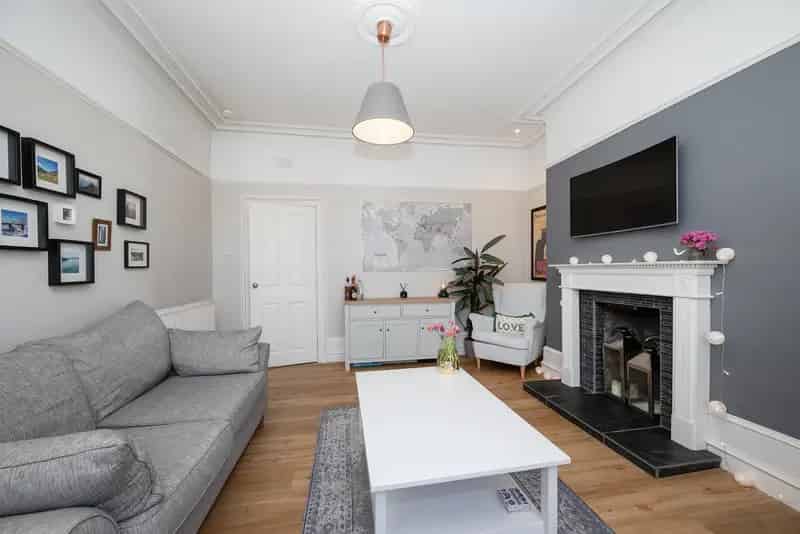 Spacious 1-Bed Top Floor Apartment with Walled Garden