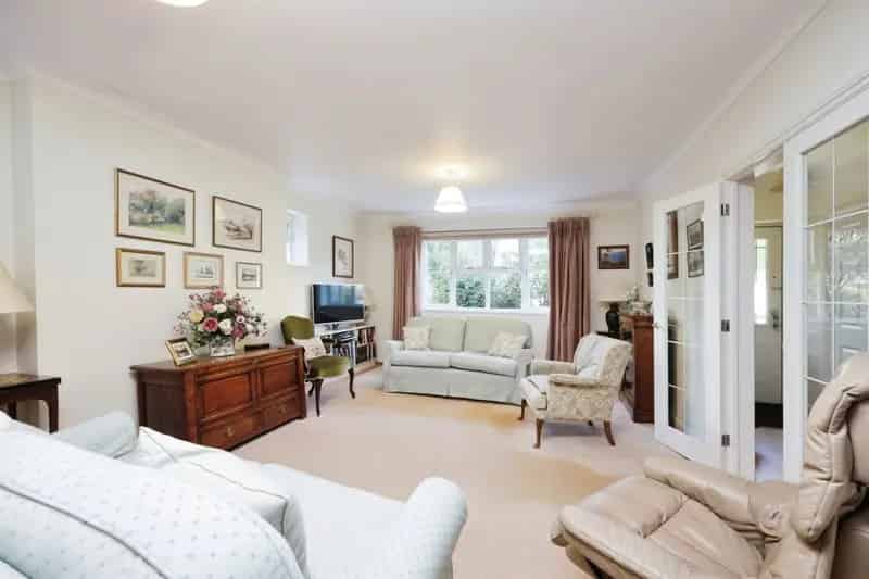 Four Bedroom House with Gardens and Garage