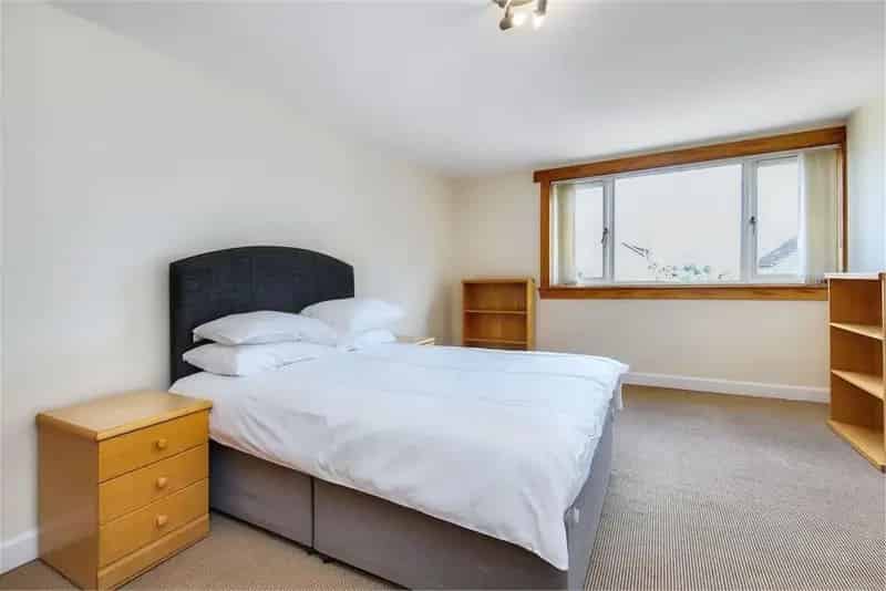 3 Bed Semi-Detached House with Garden and Parking