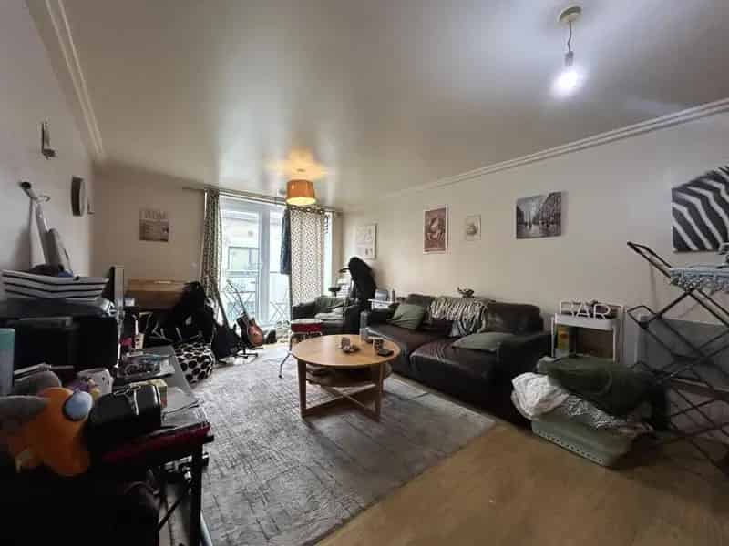 2 Bedroom Town Centre Flat Furnished Open Plan Modern Balcony Available 120825