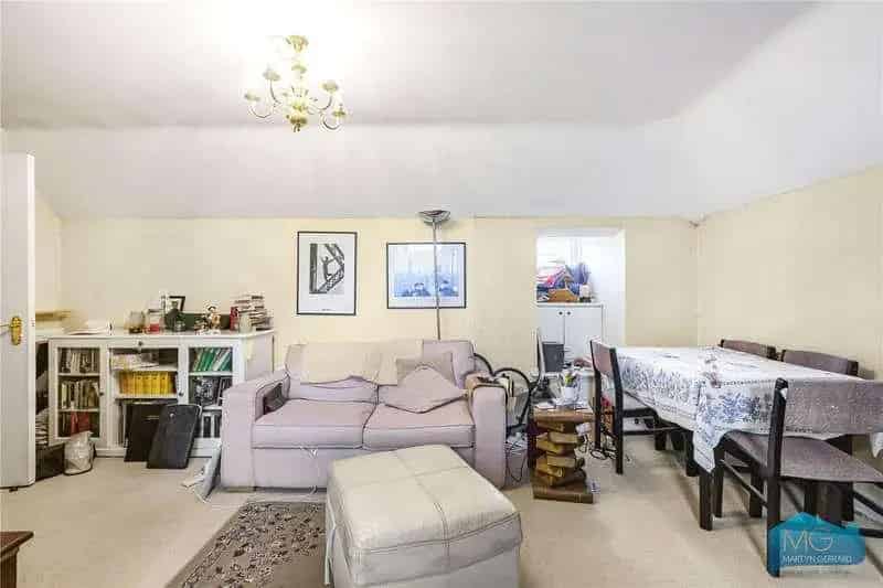 2 Bed Flat for Sale Near Cockfosters & New Barnet Stations
