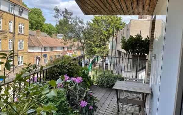 2 Bed Flat above St Hughs Church Underfloor Heating Large Balcony
