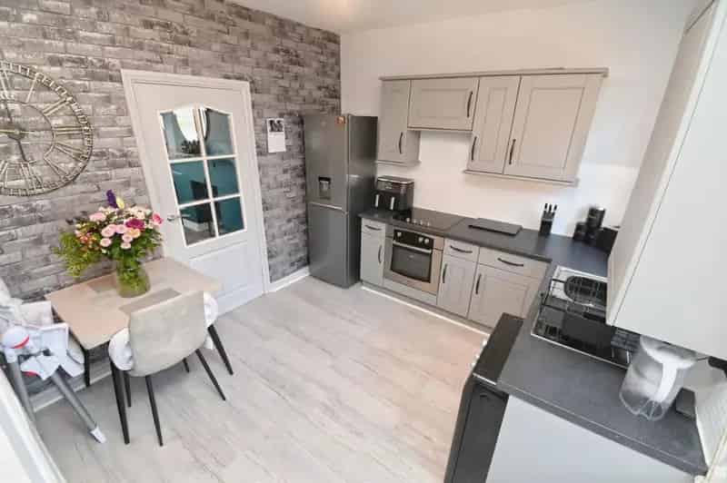 2 Bed House For Sale - Spacious 3 Floor Terrace
