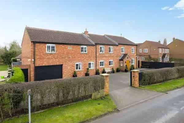 5-Bedroom Detached Home with Games Room and Gym