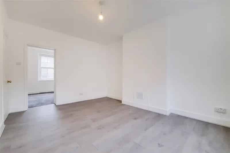 2 Bedroom Flat London - Recently Refurbished Apartment near Canary Wharf
