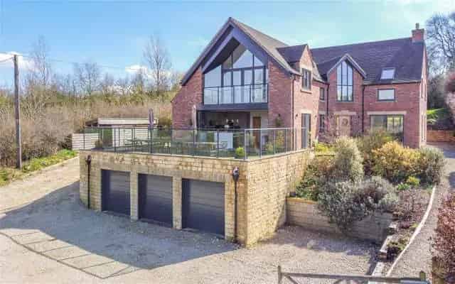 Hillcroft: Stylish 4006 sq ft Home with Country Views