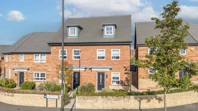 4 Bedroom Semi Detached House For Sale