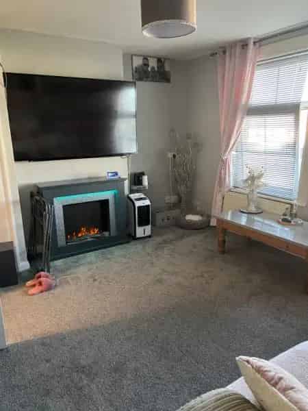 2 Bed Ground Floor Disabled Access Property with Garden Near Shops and Schools