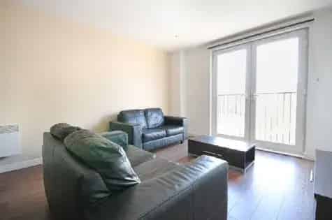 2 Room 57m² Flat London Pet Friendly Smoking Allowed