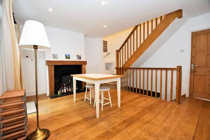 Two Double Bedroom Town Centre House To Let June 2025
