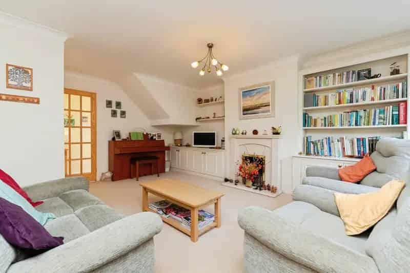 3 Bedroom Semi Detached House Near Hertford Town Centre