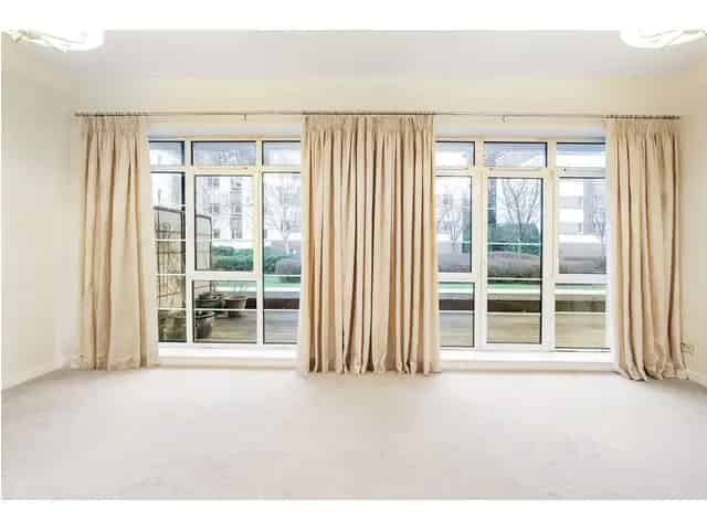 2 Bedroom Flat for Sale - Spacious Ground Floor Apartment with Terrace