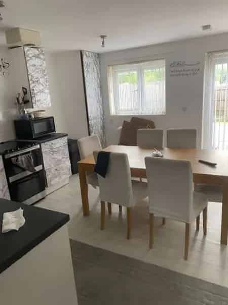 4 Bedroom Townhouse Langley - Family Home Near Schools and Transport