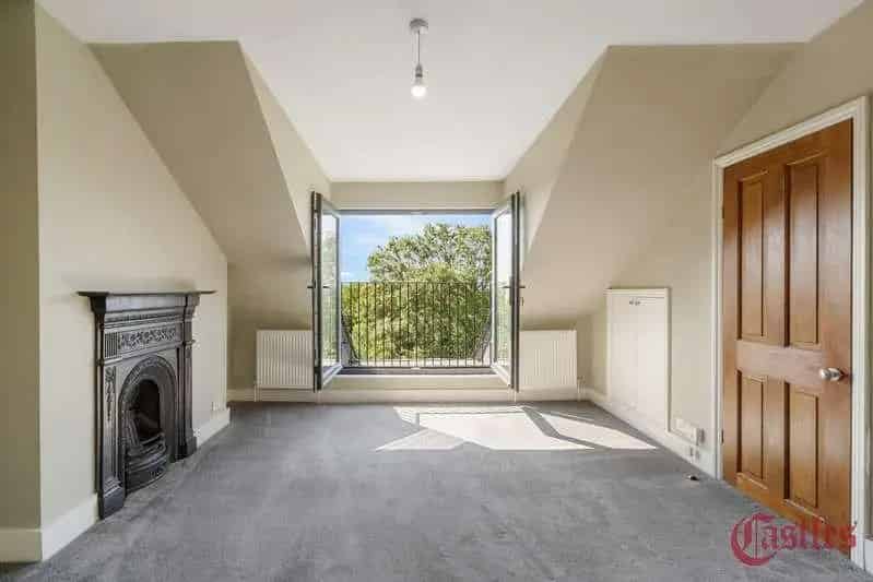 1 Bed Flat for Sale - Chain Free - Top Floor Conversion