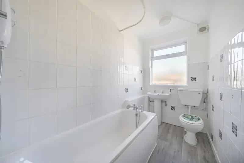 Charming Third Floor Apartment Near Lee High Road