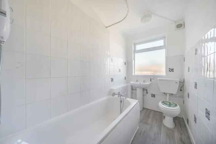 Charming Third Floor Apartment Near Lee High Road