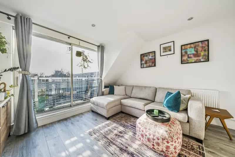 One Bedroom Duplex Flat W4 - Newly Renovated