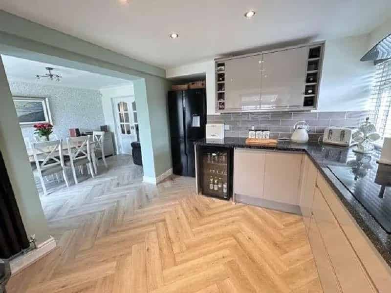 4 Bed House for Sale Extended Family Home Modern Kitchen Garden Bar