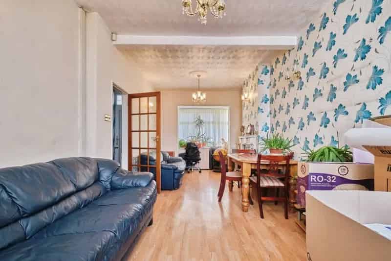 Three Bedroom Mid Terraced House Near Schools and Amenities
