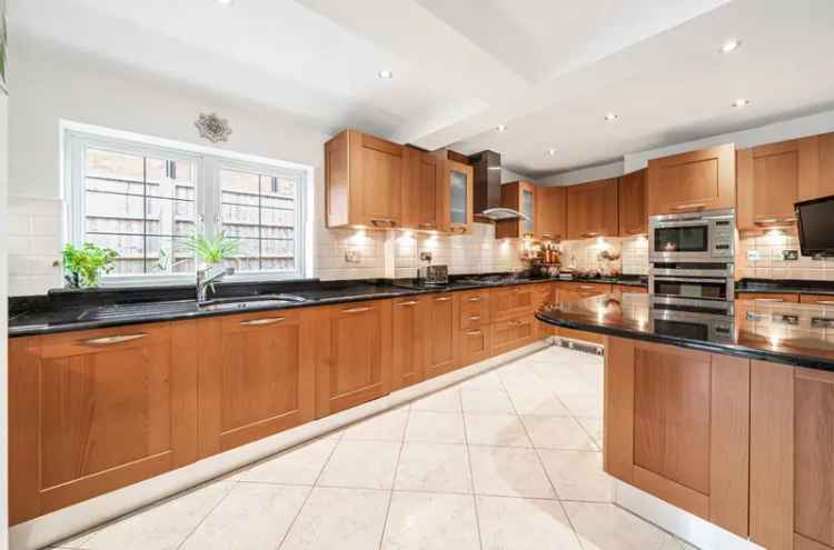 Detached House for sale with 4 bedrooms, Brookmans Park, Hertfordshire