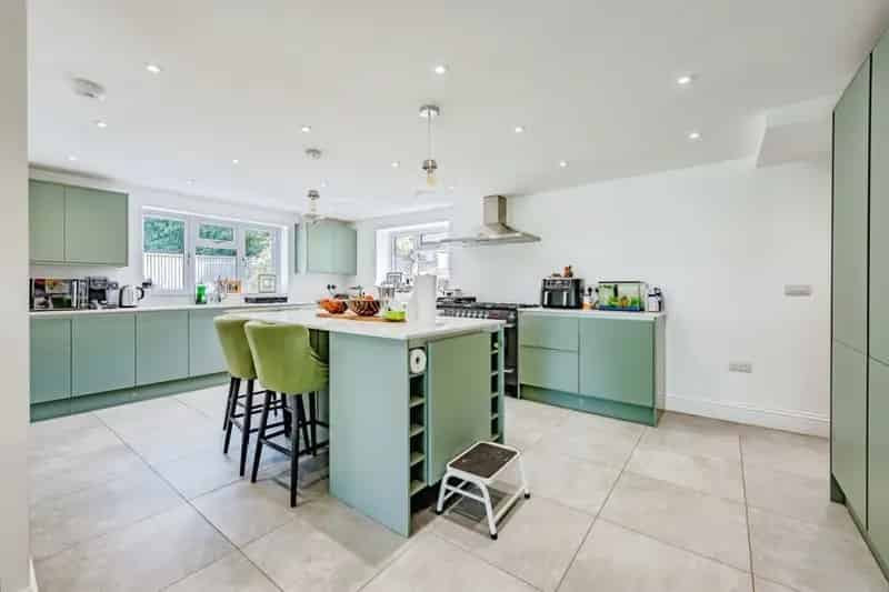 5 Bedroom Family Home Copthorne Modern Amenities Classic Charm
