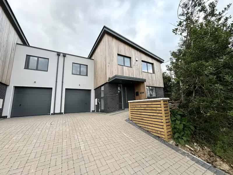 4 bedroom semi-detached house to rent