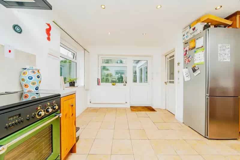 Spacious Detached Bungalow with Garden near Amenities and School