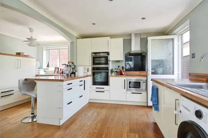 4 Bedroom Family Home with Conservatory and Garage