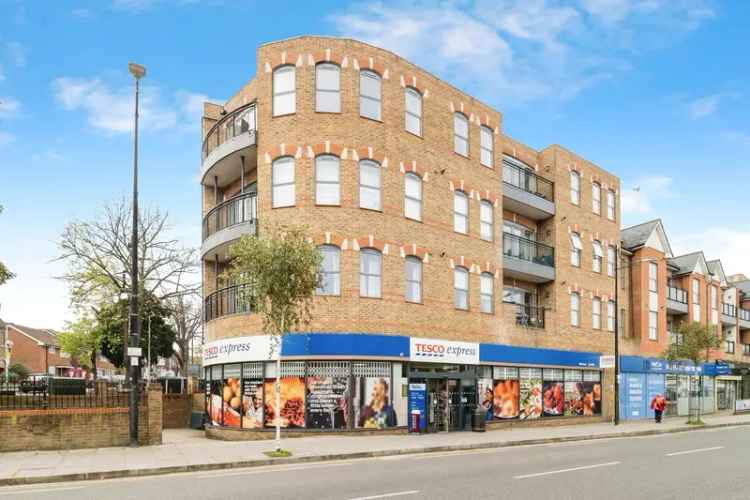 Modern 2-Bedroom Flat High Road with Roof Terrace and Parking