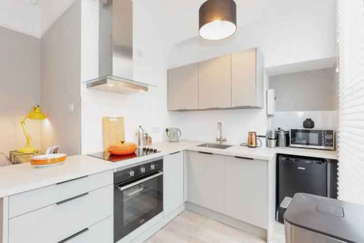 One Bedroom Apartment in Grade II Listed Building Walcot Parade Bath