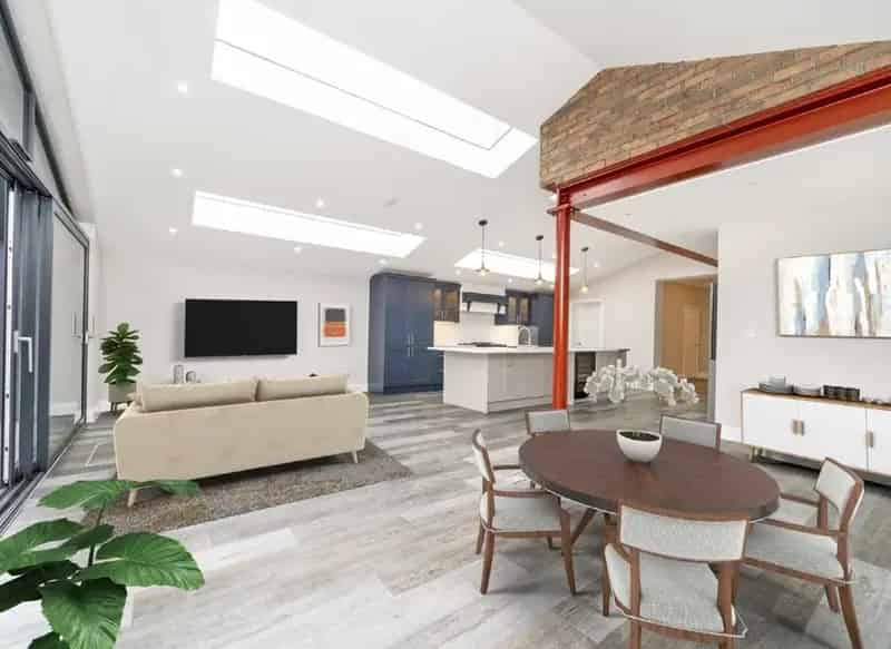 Five Bedroom Coach House with Annexe and Parking in Wimbledon