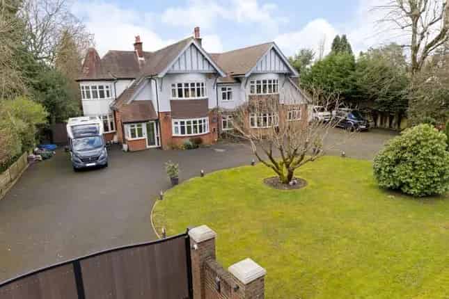 7 Bedroom Detached House for Sale in Coulsdon
