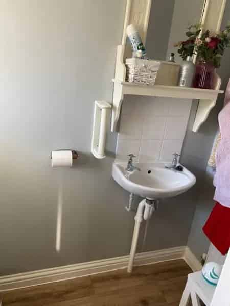 3 Bed House with Summer House Near Shops and Schools