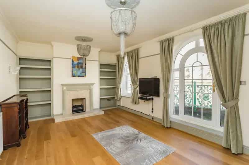 4 Bedroom Townhouse for Sale with Water Views and Mooring