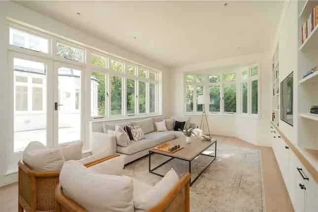 Detached House for Sale in Wimbledon SW20