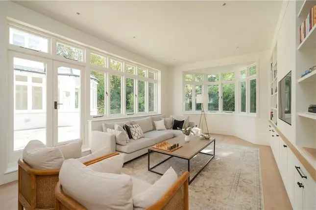 Detached House for Sale in Wimbledon SW20