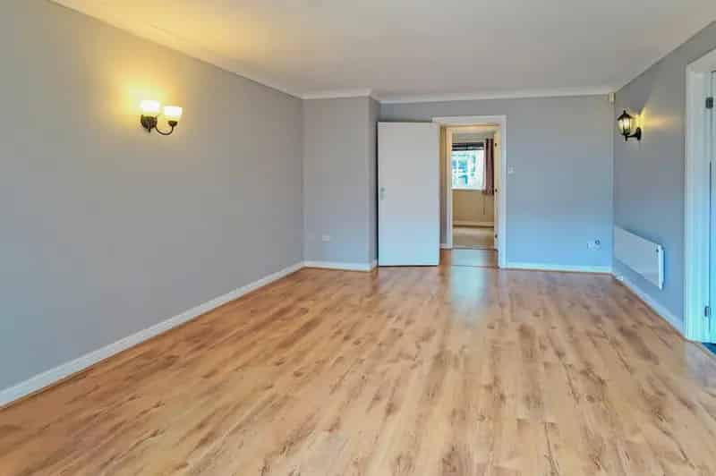 2 Bedroom Flat Near Castle Park Private Parking Available May 22 2025