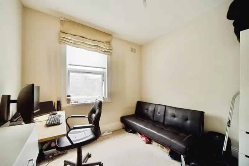 2 Double Bedroom Victorian Conversion - First Floor - Long Lease - Chain Free