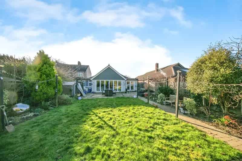 4 Bedroom Family Home with Modern Kitchen and Garden