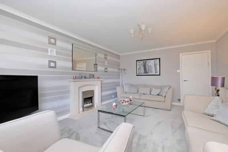 Detached 3 Public 4 Bedroom House with Garage and Garden