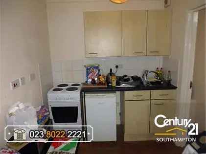 Southampton City Centre Studio Flat - Private Balcony & Lift Access