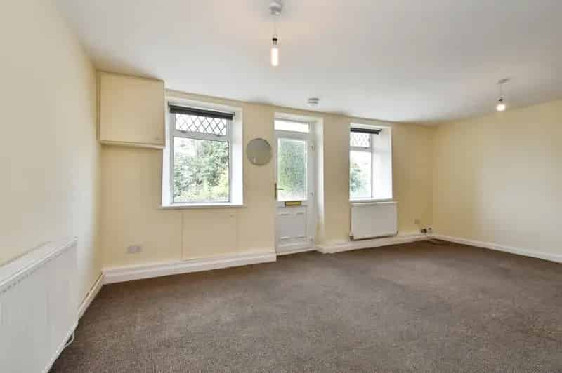2 Bedroom Terraced House Near Transport Links and Amenities