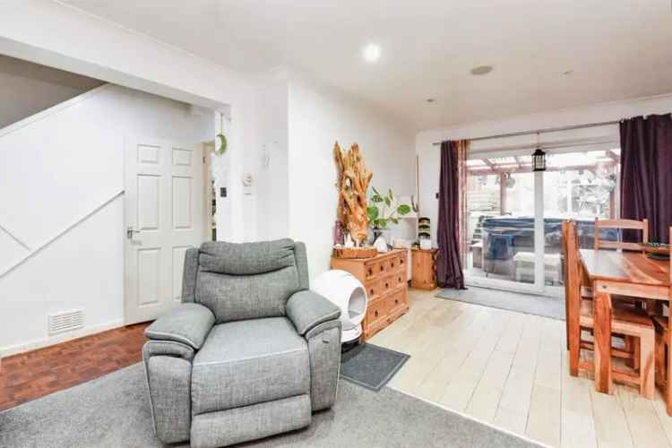 3-Bedroom House in Westbury Wiltshire Spacious Garden Garage Near Amenities